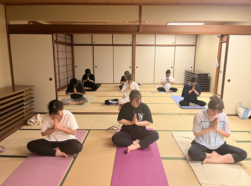 姫路教室でのアンチエイジングヨガレッスン風景